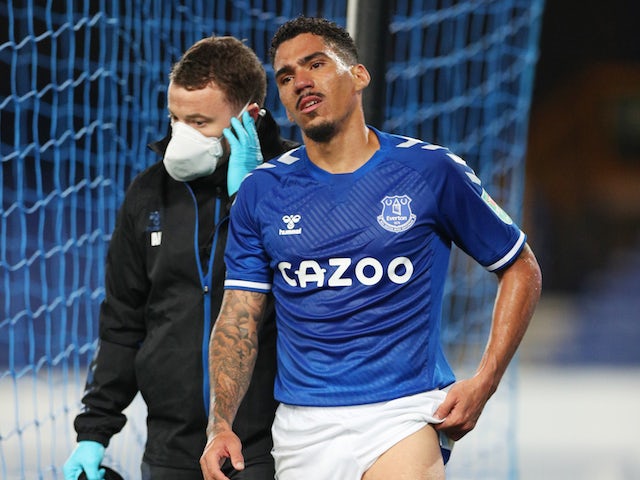 Pomocnik Evertonu Allan odchodzi kontuzjowany przeciwko West Ham 30 września 2020 r.