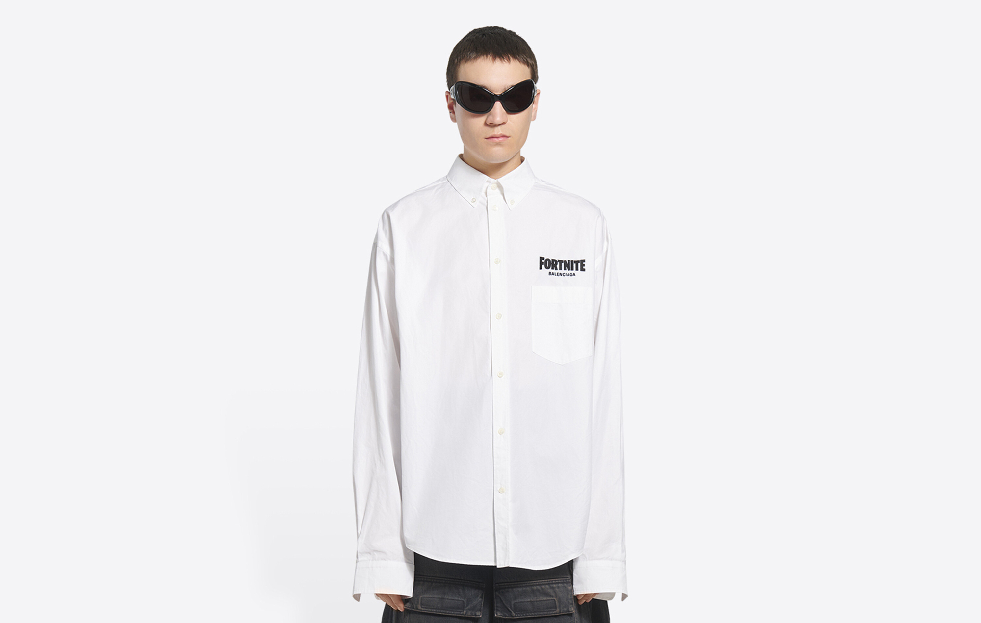 Balenciaga sprzedaje zwykłą białą koszulę „Fortnite” za ponad 700 funtów