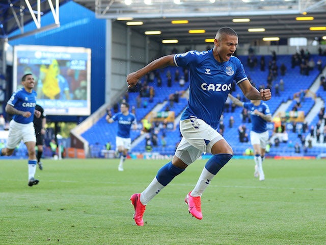 Richarlison Evertonu świętuje zdobycie gola przeciwko Wolverhampton Wanderers w Premier League 19 maja 2021 r.