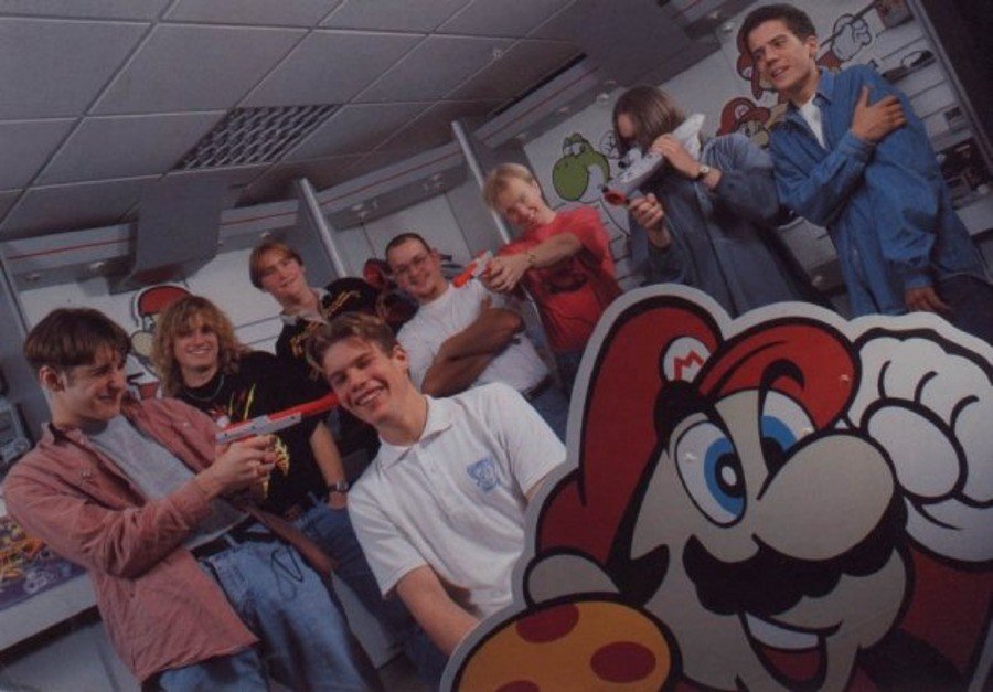Hotlinery błagają przełożonego o przerwę w 1993 roku. (LR) Keith Pullin, Shaun White, Marc Titheridge, Ben Gunstone, nieznany, nieznany, Oli?, nieznany – och, i Mario.