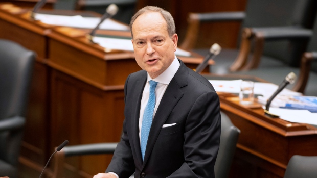 wzrost deficytu w Ontario o 5 miliardów dolarów;  nowe główne autostrady GTA i zadeklarowana ulga podatkowa „pobyt”