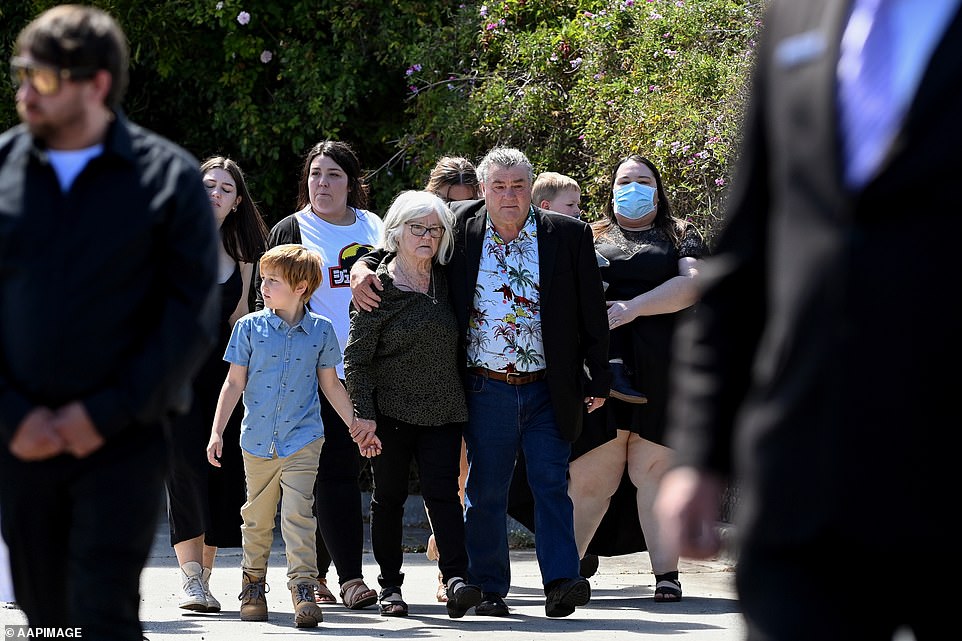 Georgie Gardam (drugi po lewej) jest widziany za karawanem swojego syna Zane'a Mellora, gdy opuszcza swój pogrzeb