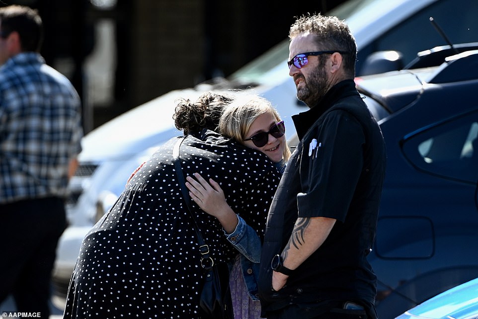 Dwie kobiety przytuliły się do siebie, gdy bliscy przygotowywali się do ostatniego pożegnania z uczennicą 6 roku życia