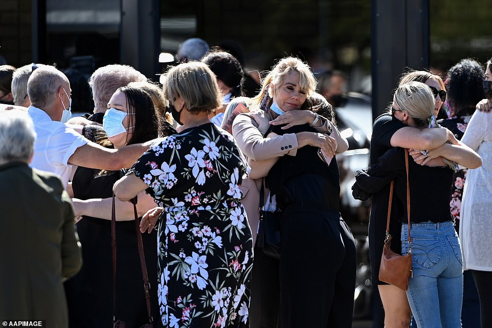 Emocjonalni przyjaciele i krewni Zane'a Mellora w objęciach, gdy przybyli do kaplicy Mersey Gardens w czwartek