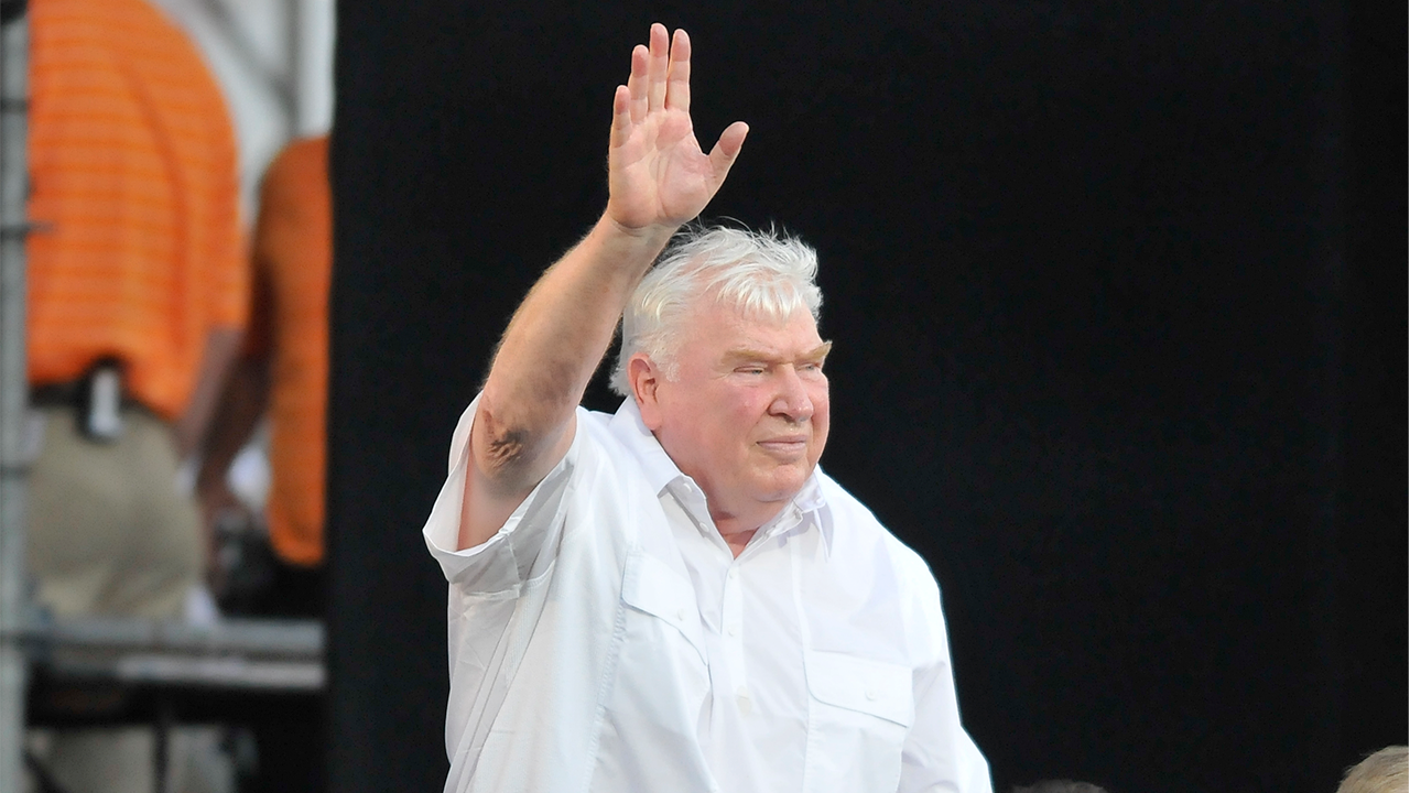 John Madden, trener NFL Hall of Fame, nadawca i nazwisko kryjące się za Madden NFL Football, zmarł w wieku 85 lat