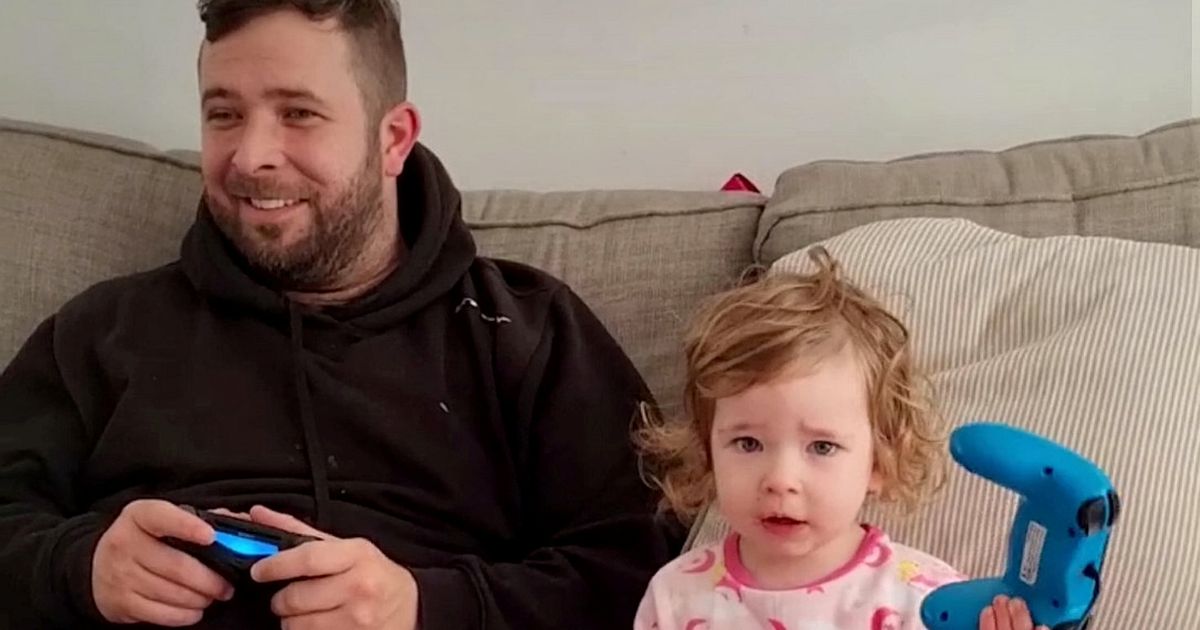 Wirusowe wideo TikTok pokazuje małe dziecko, 2 lata, upuszcza F-bombę, gdy tata przegrywa grę Fortnite