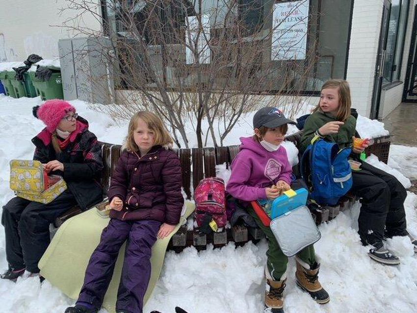 Matka z Toronto Sara Marlowe, która martwi się wyższym ryzykiem zakażenia w porze lunchu, zabrała ze szkoły dwoje dzieci i ich dwóch kuzynów ze szkoły na posiłek na świeżym powietrzu.