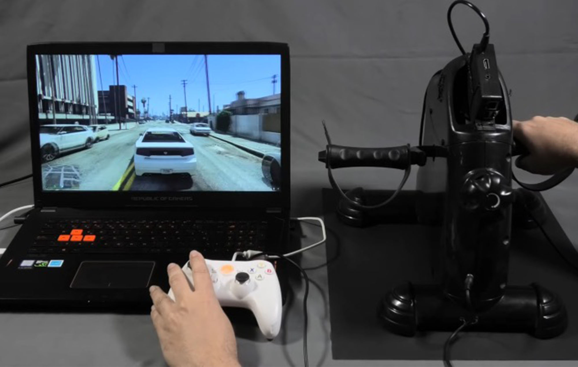 Zobacz, jak ten facet gra w „Grand Theft Auto 5” na rowerze treningowym