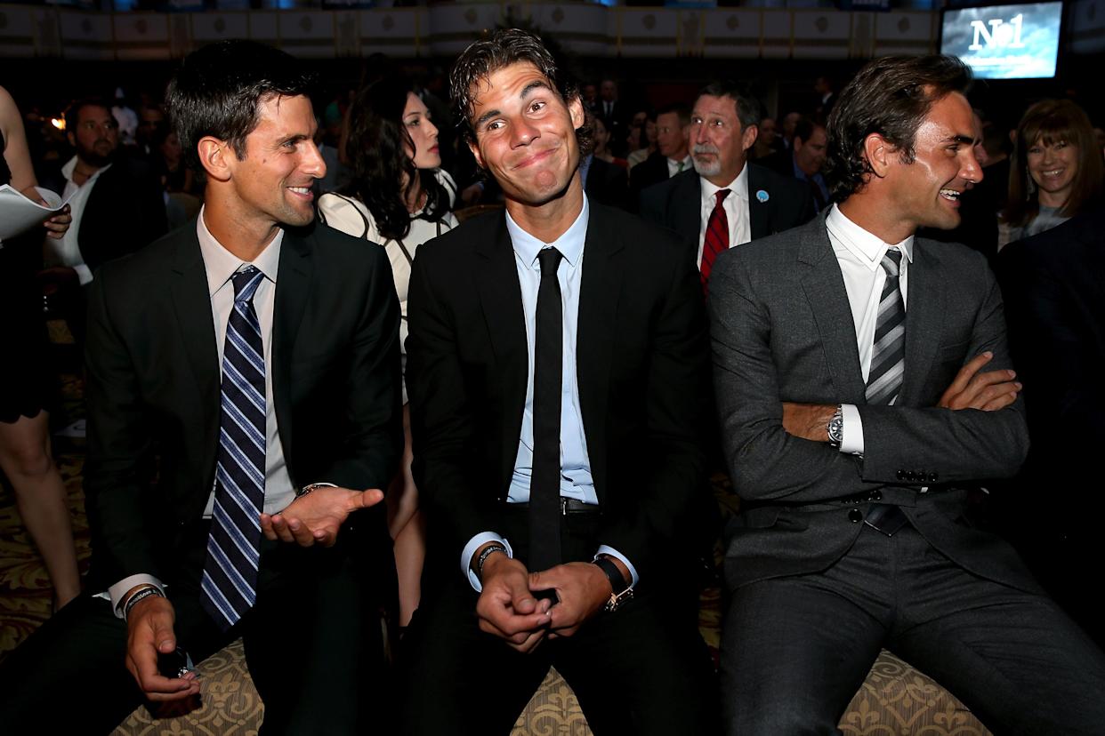Novak Djokovic z Serbii, Rafael Nadal z Hiszpanii i Roger Federer ze Szwajcarii czekają, aby wyjść na scenę podczas obchodów ATP Heritage Celebration 23 sierpnia 2013 r. (Matthew Stockman/Getty Images)