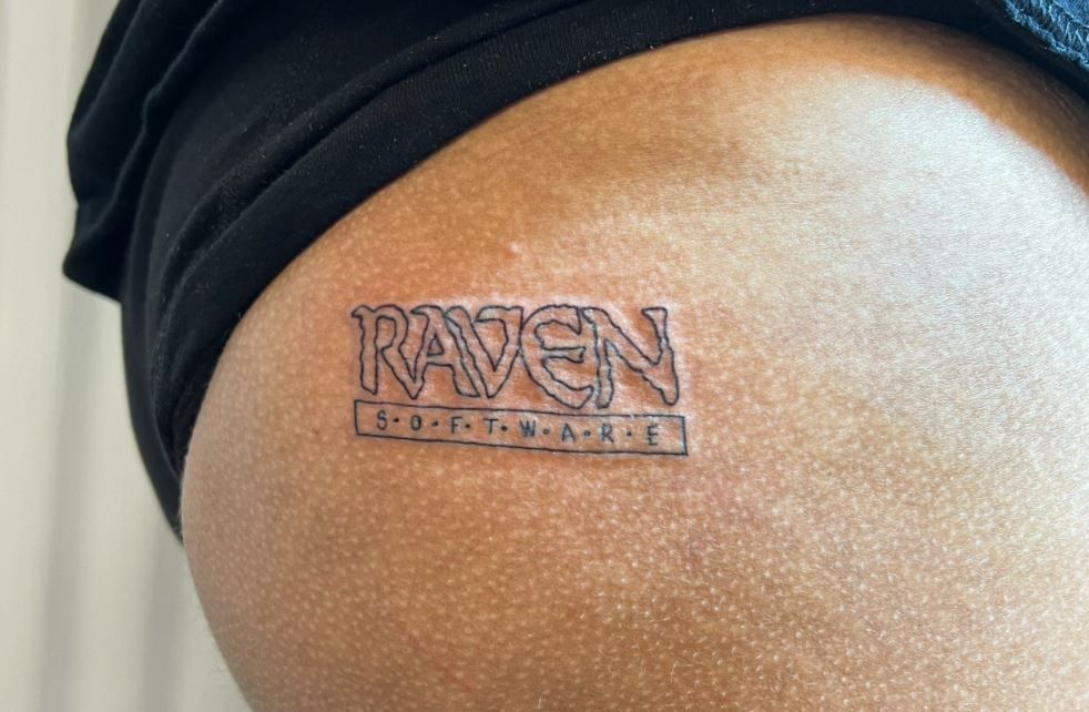 Twórcy Warzone cofają niepopularną zmianę, streamer ma wytatuowane logo Raven na tyłku