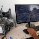 YouTuber łączy przepustnicę w GTA V z uruchomionym silnikiem motocykla na swoim biurku 