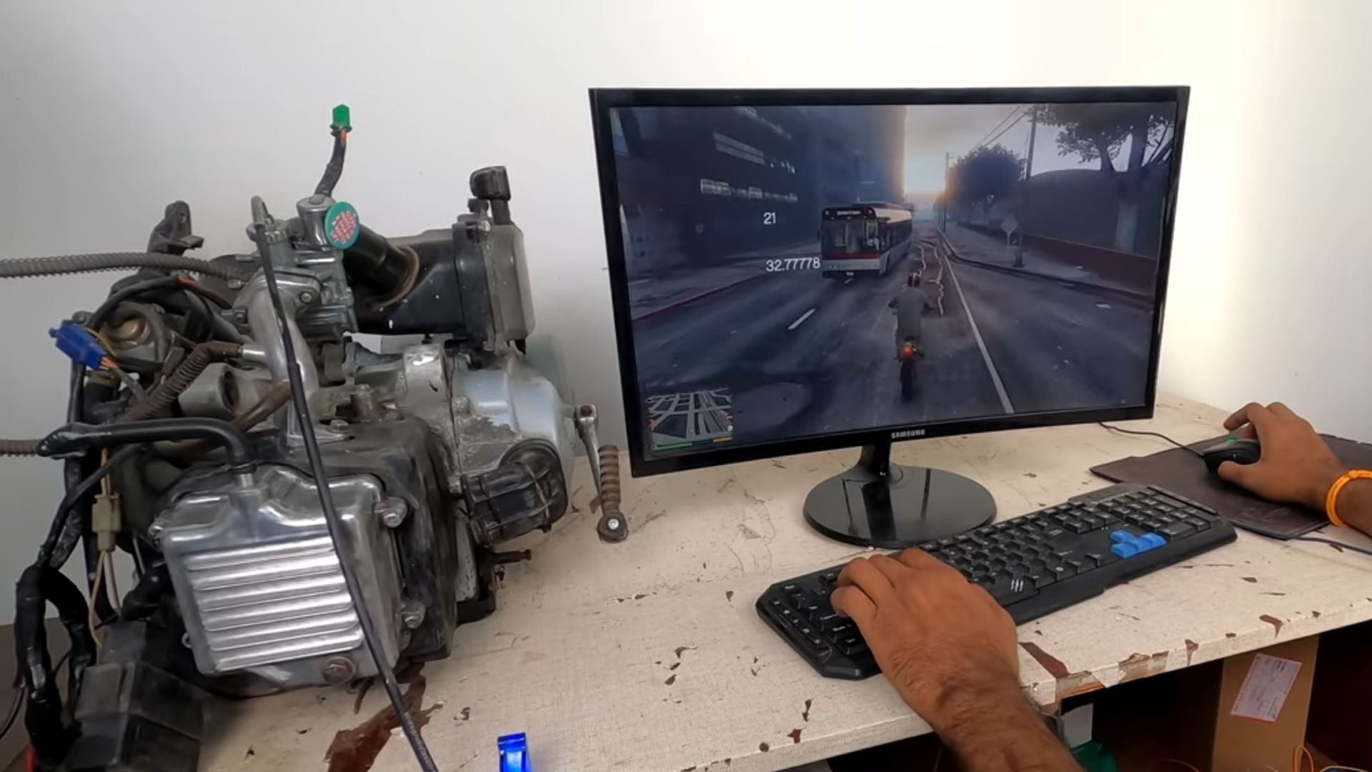 YouTuber łączy przepustnicę w GTA V z uruchomionym silnikiem motocykla na swoim biurku