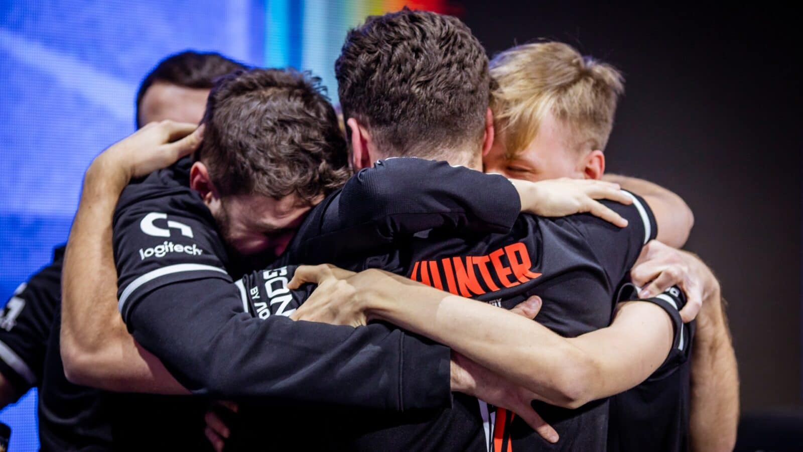 Gracze G2 Esports grupują się razem. Okazywanie ducha zespołowego i wzajemne wsparcie.