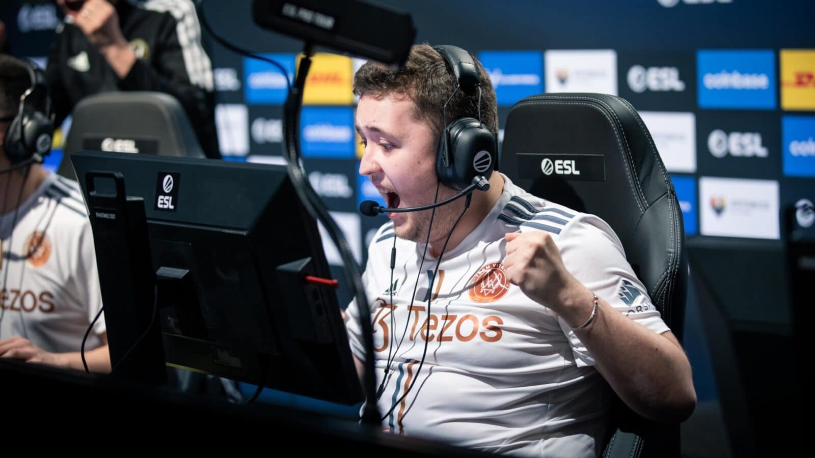 Mathieu "Zywoo" Herbaut świętuje siedząc przed monitorem