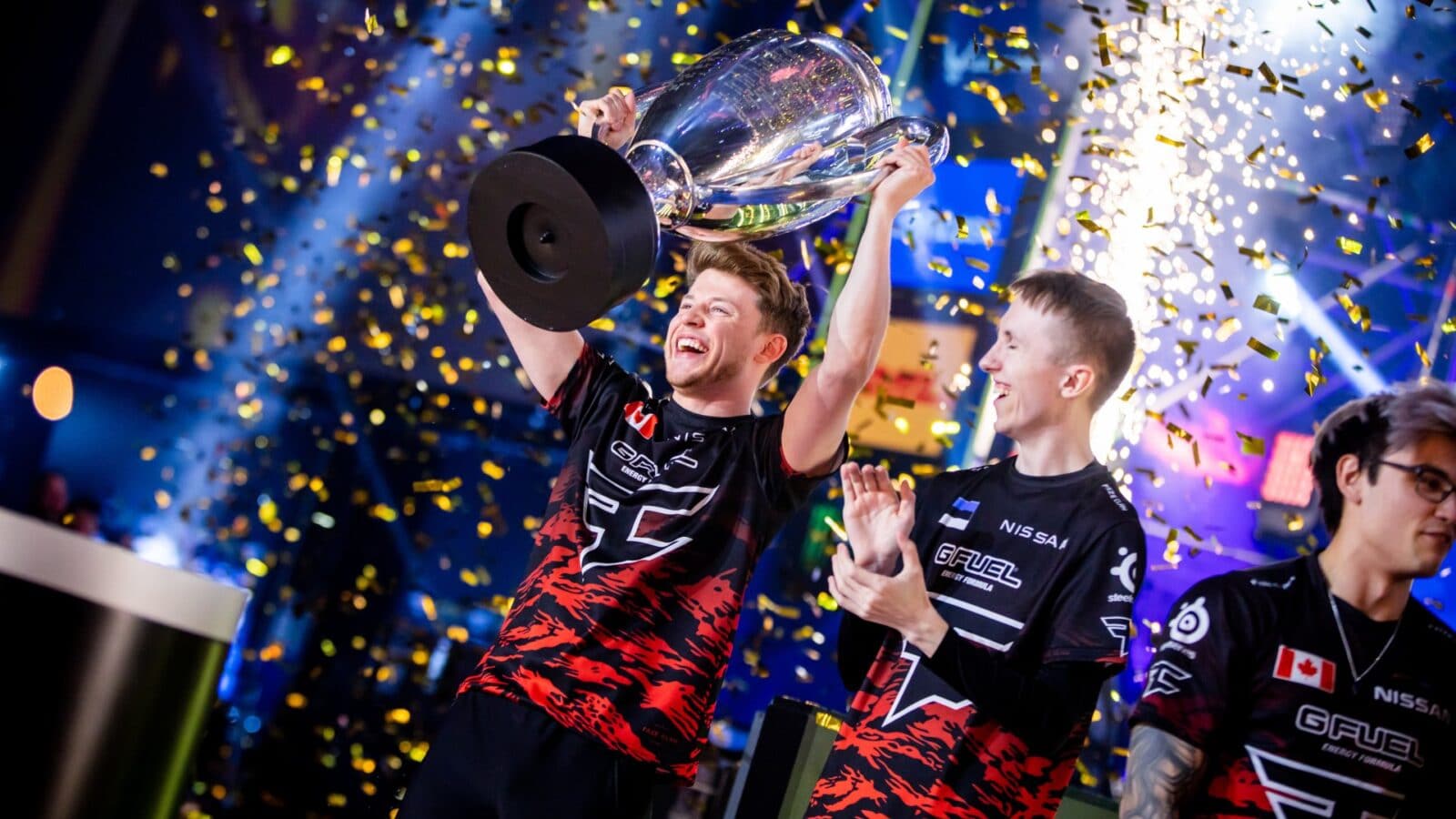 Gracze FaZe Clan podnoszą trofeum IEM Katowice w ramach uczczenia swojego zwycięstwa.