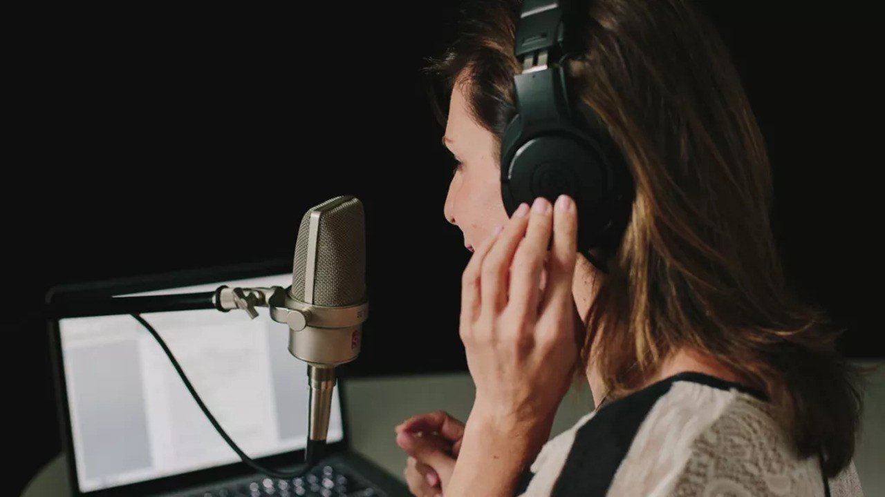 Jak opis audio może sprawić, że zwiastuny i gry wideo będą bardziej dostępne?