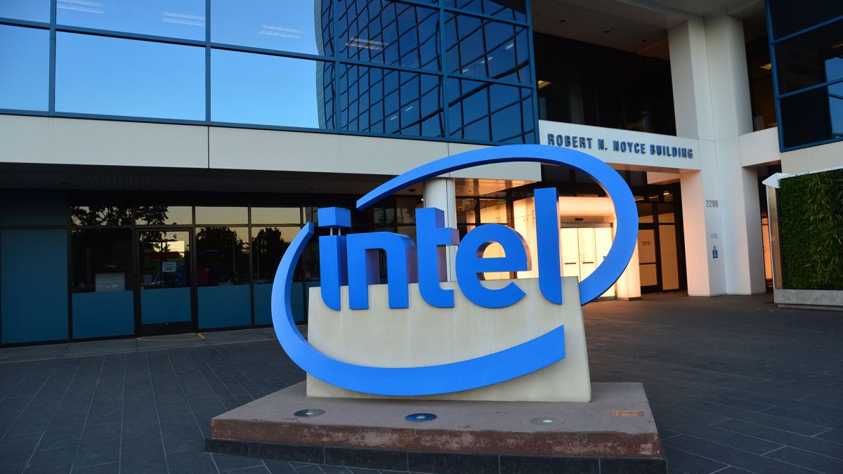 Intel zawiesił operacje w Rosji i wzywa do „szybkiego powrotu do pokoju”