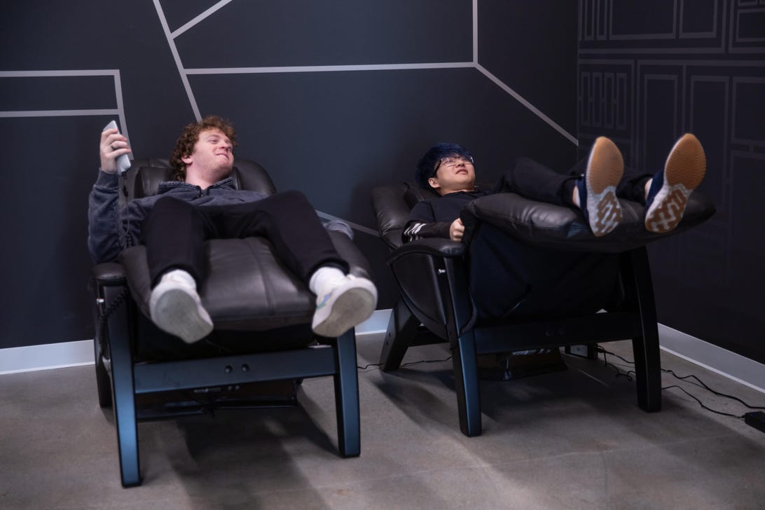 Dwóch graczy e-sportowych opiera się na krzesłach nieważkości