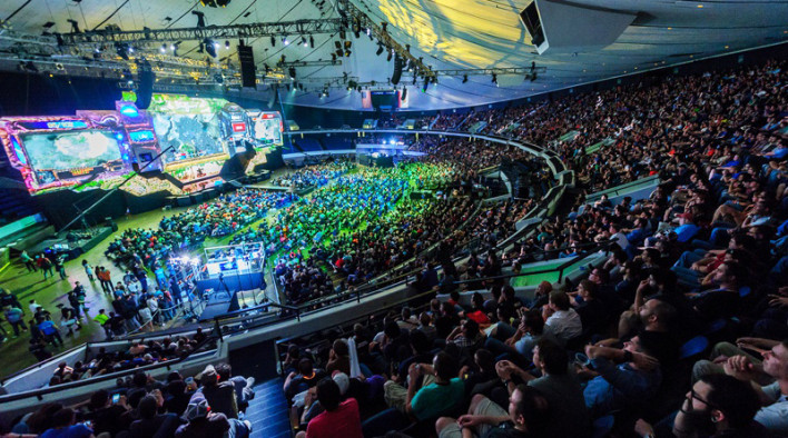 Newzoo: Fani e-sportu są częściej zatrudniani, a także bogatsi...