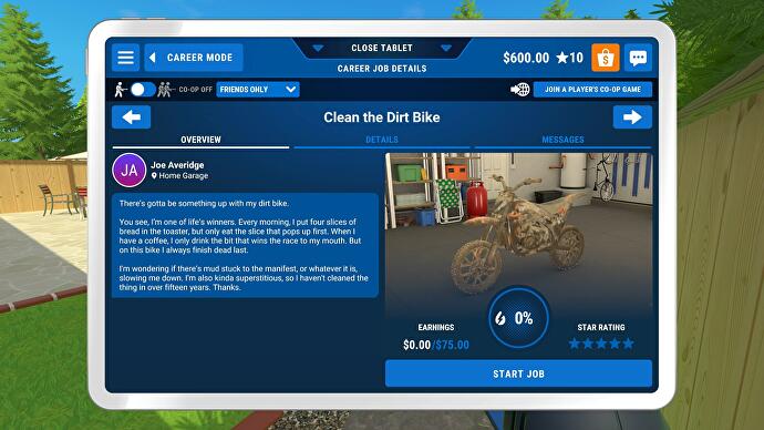 Menu opisujące zadanie czyszczenia brudnego motocykla na szlaku w PowerWash Simulator.  Właściciel motocykla myśli, że to brud na jego pojeździe może go spowalniać.  Ma urojenia.