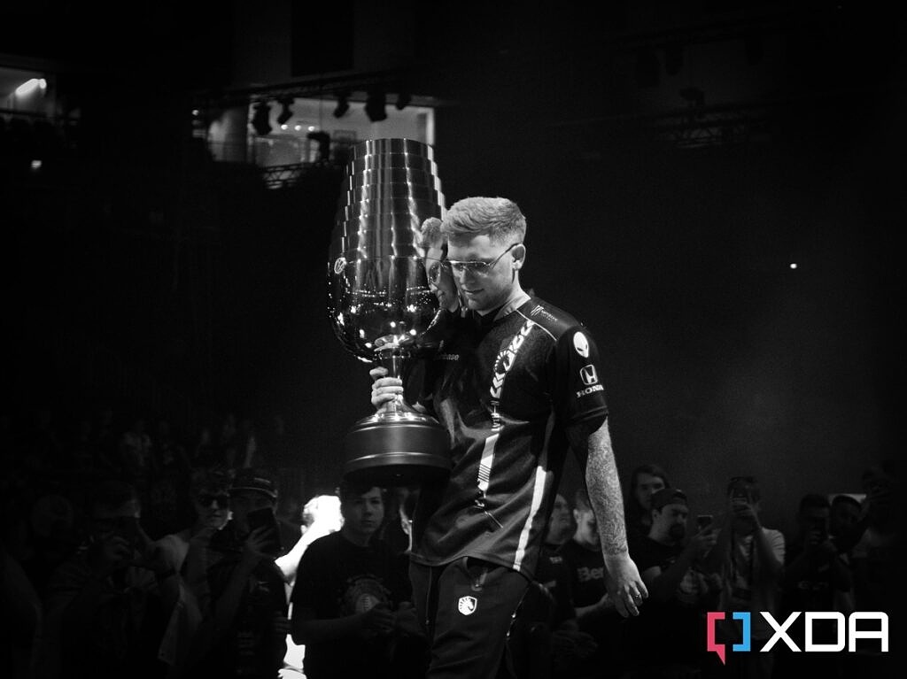 Mikołaja "nitr0" Cannella nosi trofeum IEM Cologne