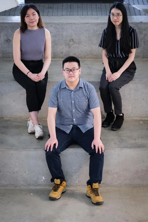 Laura Ye, po lewej, Edward Minar Widjaja i Michelle Li, sfotografowani na University of Toronto Daniels Building - wydziale architektury