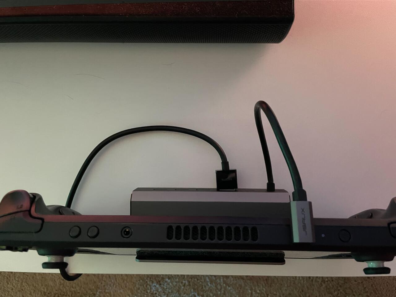 Kabel USB-C z tyłu jest nieco dłuższy niż powinien.