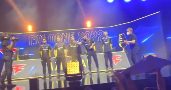 Gwiazda CS:GO odrzuciła medal drugiego miejsca, aby dać fanowi |  Ruetir