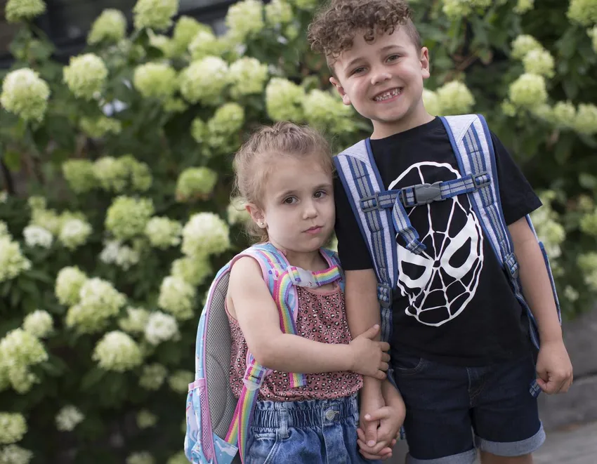 Vienna Rago (lat 4) i brat Luca (lat 5) będą uczęszczać do katolickiej szkoły św. Norberta w Północnym Jorku. Matka Marie Rago optymistycznie w tym roku będzie "nowy początek" dla Wiednia, który zaczyna przedszkole, i Luca, który idzie do pierwszej klasy.