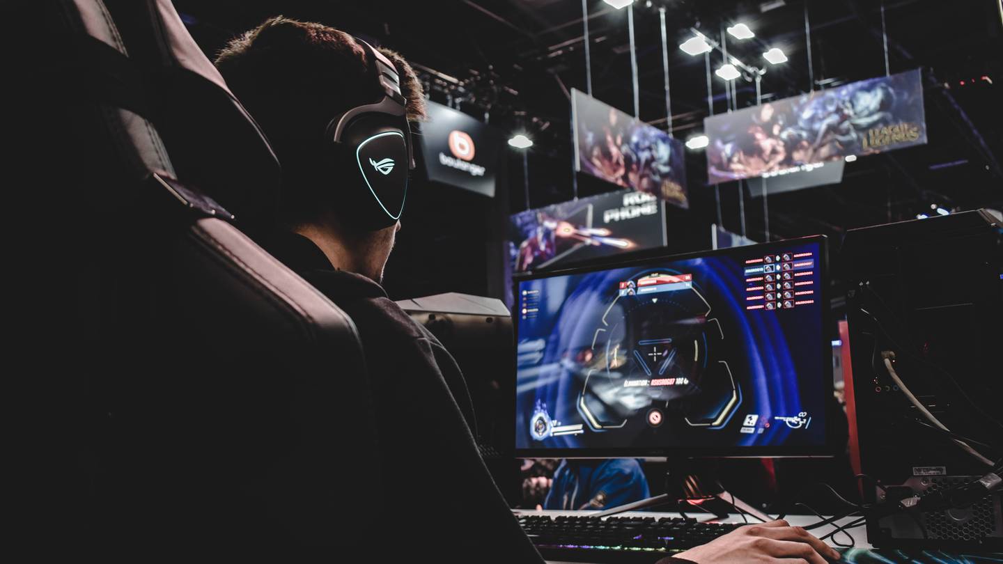 Co znajduje się w rosnącej ofercie gier i wydarzeń e-sportowych w Zatoce?