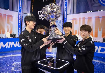 Zdjęcie sprzętu Edward Gaming levantando la Copa del Invocador en las Worlds de 2021