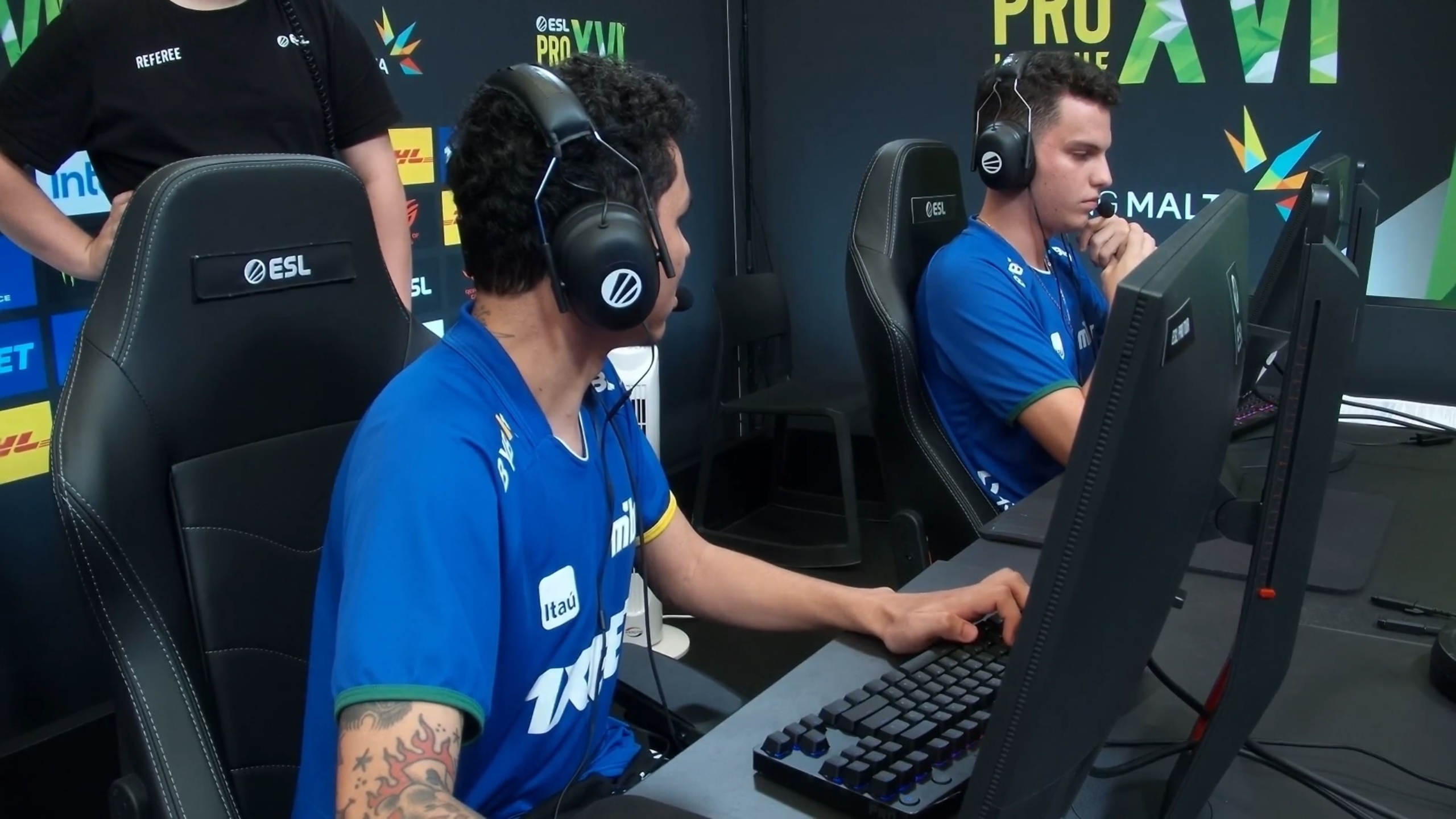 CSGO pro używa monitora członka drużyny do gry po awarii gry w trakcie meczu