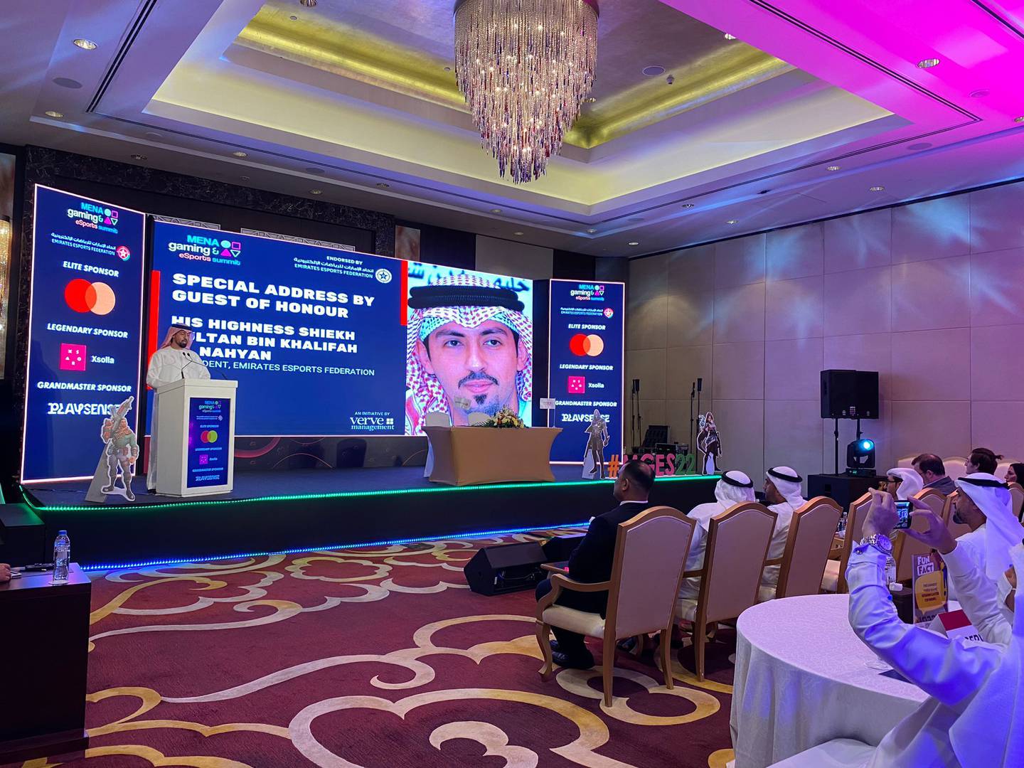 Szejk Sultan bin Khalifa al Nahyan, prezes Emirates Esports Association, przemawia na Mena Gaming and eSports Summit.  Zdjęcie: Verve Management
