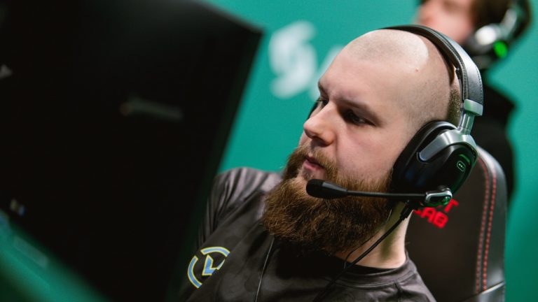 F0rest przypadkowo wyciąga niesamowity dym na Mirage CS:GO