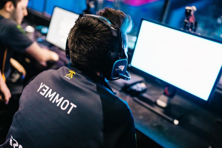 100 złodziei jest z Warzone Pro, a Tommey jest byłym profesjonalistą CDL