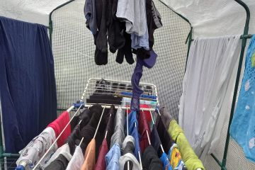 Mama dzieli się genialnym sposobem, w jaki suszy pranie bez suszarki bębnowej lub irytujących wieszaków
