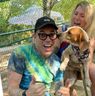 Gwiazda Jackass Steve-O, długoletni miłośnik zwierząt i działacz na rzecz praw zwierząt, pokrył 1800 dolarów opłat adopcyjnych dla 12 zwierząt w Toronto Humane Society, a także pomógł wstrzymać 11 zwierząt do adopcji.