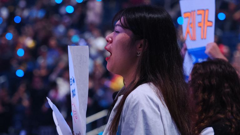 5 listopada 2022 r.; San Francisco, Kalifornia, USA; Fan DRX z widocznymi łzami po tym, jak DRX wygrał Mistrzostwa Świata League of Legends przeciwko T1 w Chase Center. Obowiązkowe źródło: Kelley L Cox-USA TODAY Sports