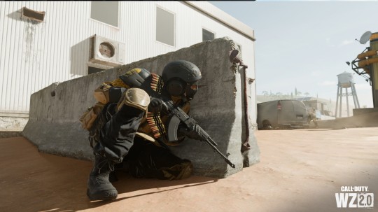 operator skacze w obrazie promocyjnym warzone 2.0