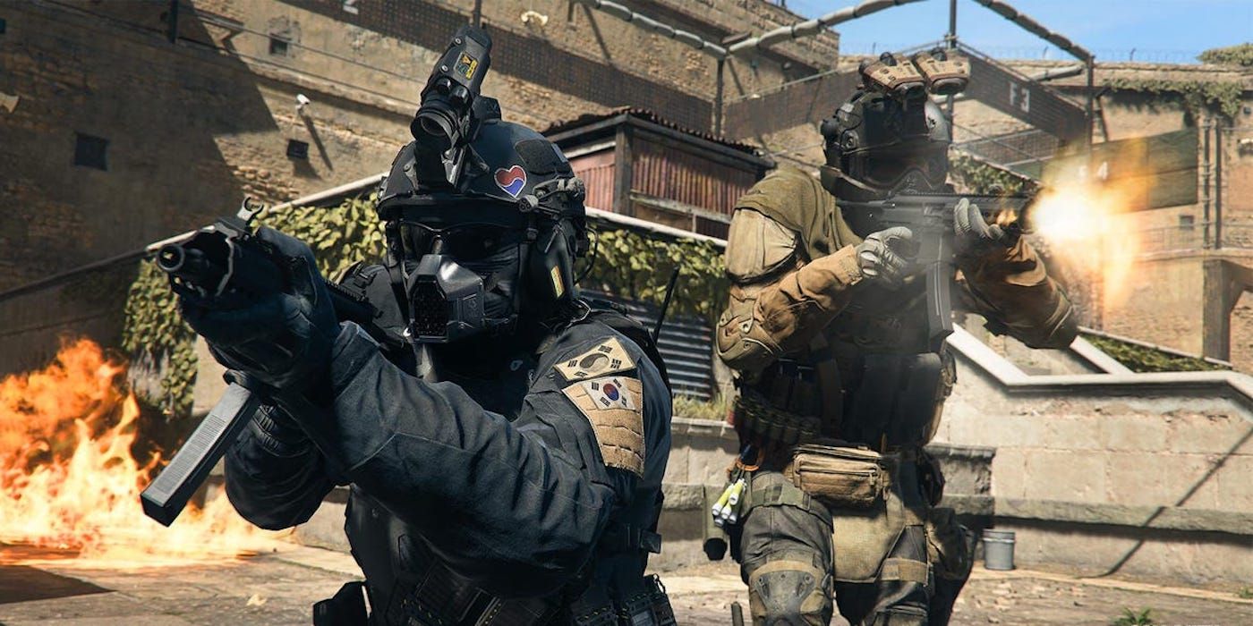 Żołnierze Call of Duty Warzone 2, strzelający z broni, gdy mijają pobliską eksplozję.