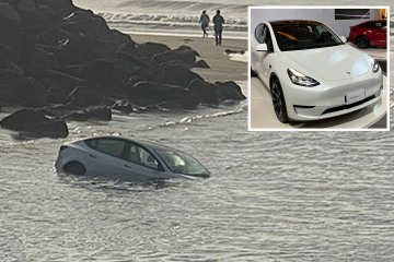 Tesla pływa w morzu po tym, jak Elon Musk powiedział, że samochody stają się łodziami