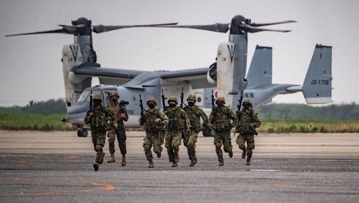 Personel japońskich Lądowych Sił Samoobrony bierze udział w pokazie przed samolotem typu tiltrotor V-22 Osprey w prefekturze Chiba w czerwcu ubiegłego roku.  (Zdjęcie autorstwa Philipa Fonga / AFP za pośrednictwem Getty Images)