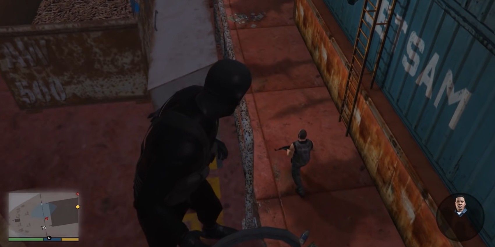 Michael skrada się wokół kontenerowca w Napadzie na Merryweather w Grand Theft Auto 5