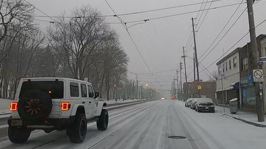 Śnieg, marznąca mżawka uderzyły w niektóre części GTA