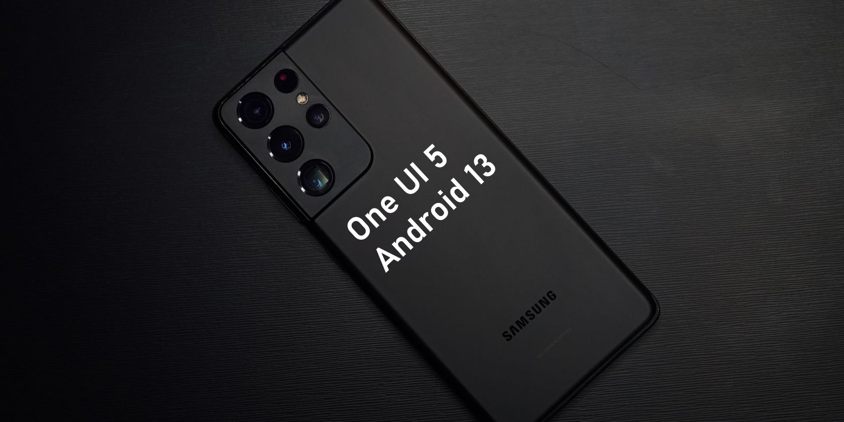 Galaxy S21 z napisem One UI 5 i Android 13 na odwrocie
