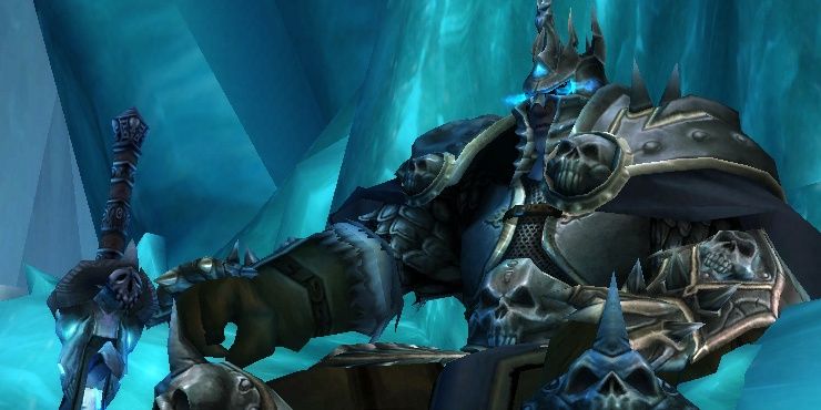 Król Lisz siedzi na tronie w grze wideo World of Warcraft