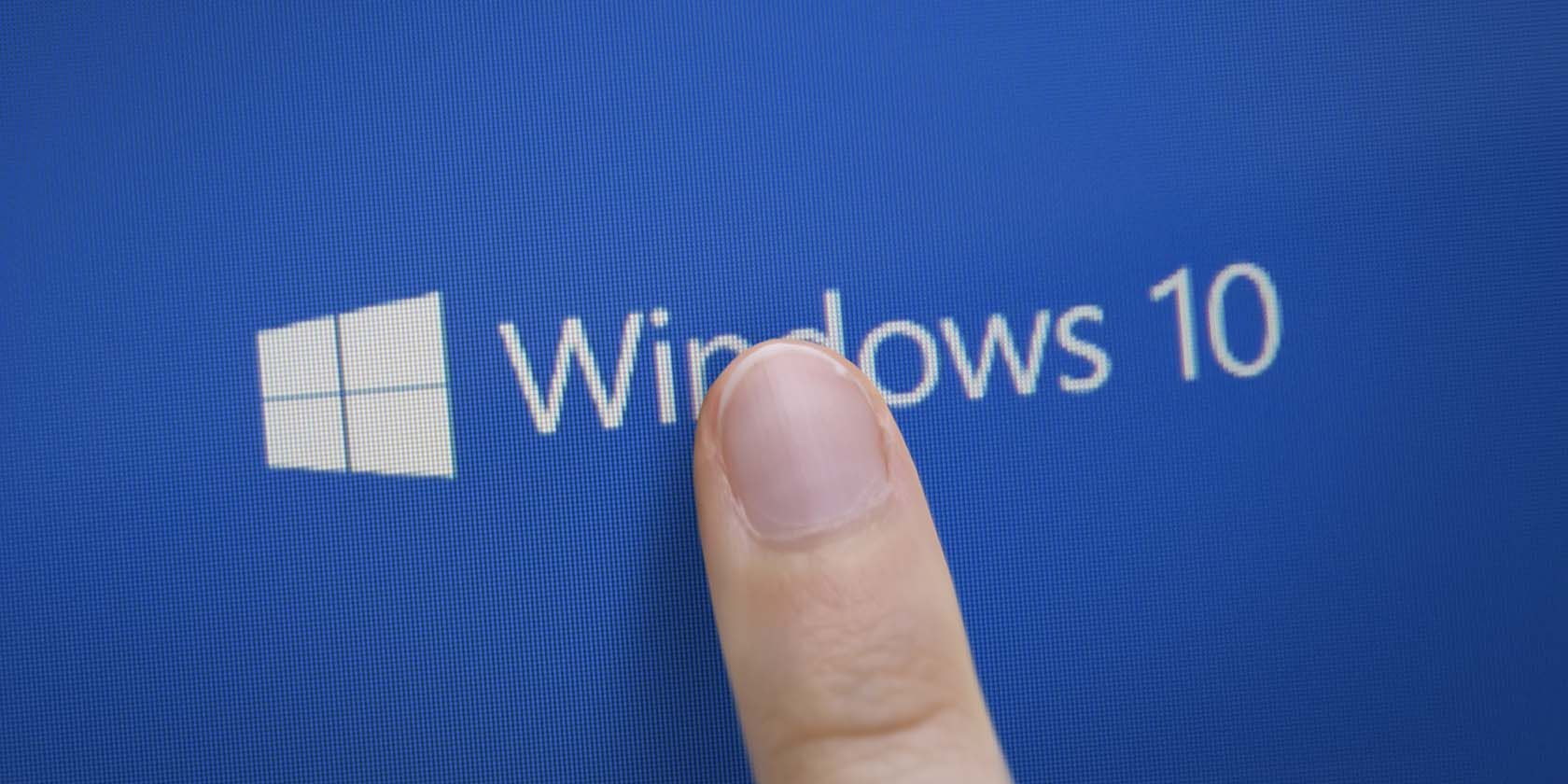 Widok ekranu systemu Windows 10 z nałożonym palcem
