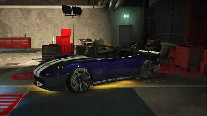 Jazda próbna GTA Online Hao, niebieski Bravado Banshee z dwoma białymi paskami na masce