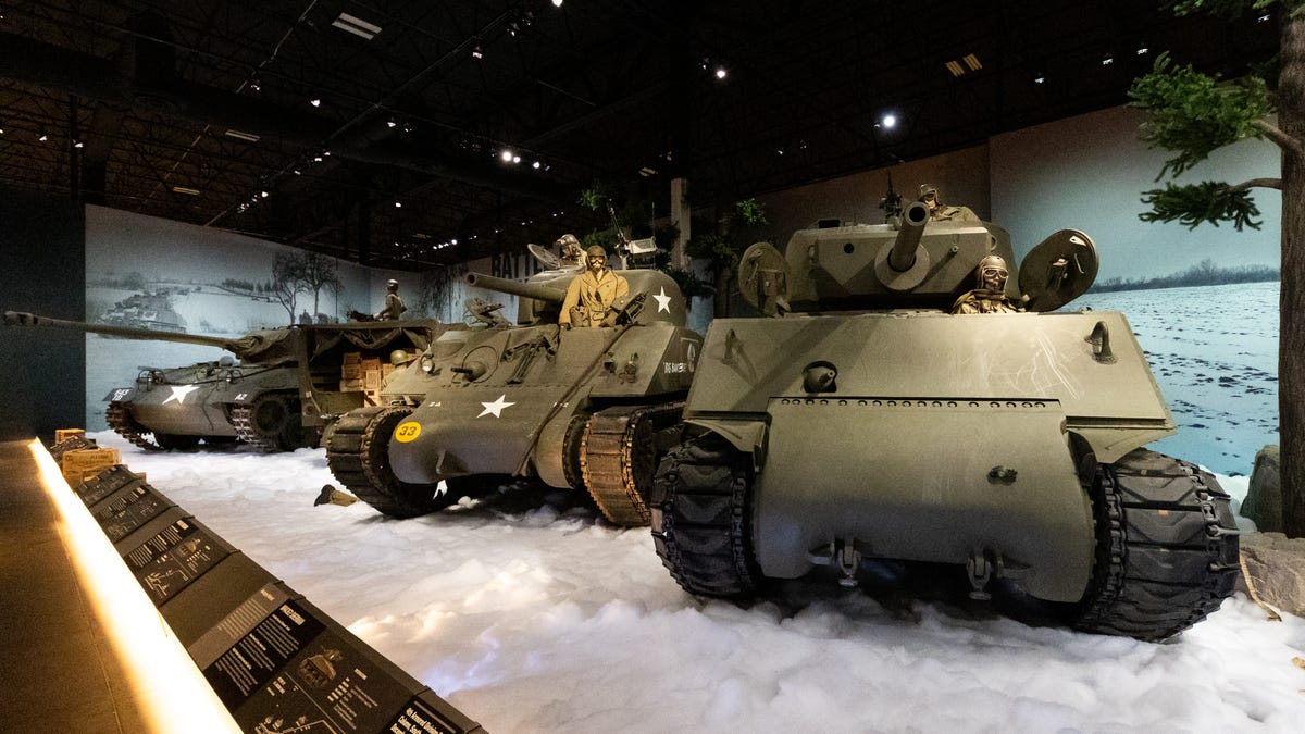 Trzy czołgi z czasów II wojny światowej na sztucznym śniegu.