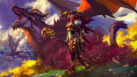 Grafika WoW Dragonflight Alexstrasza zajęła ponad 30 godzin, Blizzard mówi, że grafika WoW Dragonflight Alexstrasza zajęła ponad 30 godzin, mówi Blizzard: Smocza kobieta z zakrzywionymi czerwonymi rogami, ubrana w odsłaniającą czerwono-złotą zbroję, stoi przed ogromnym czerwonym smokiem w zielonym obszarze